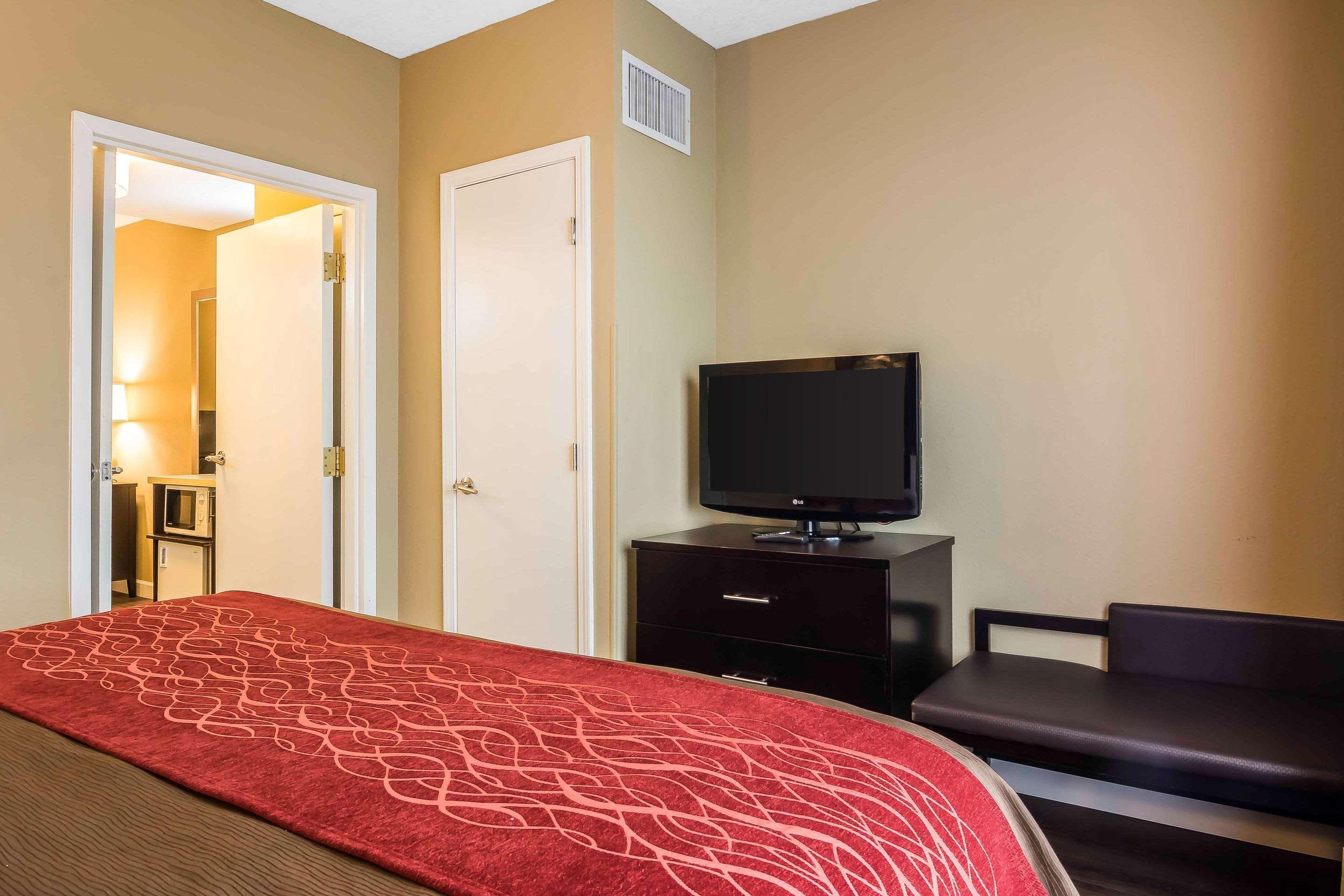 Hotel Comfort & Near Six Flags 2*