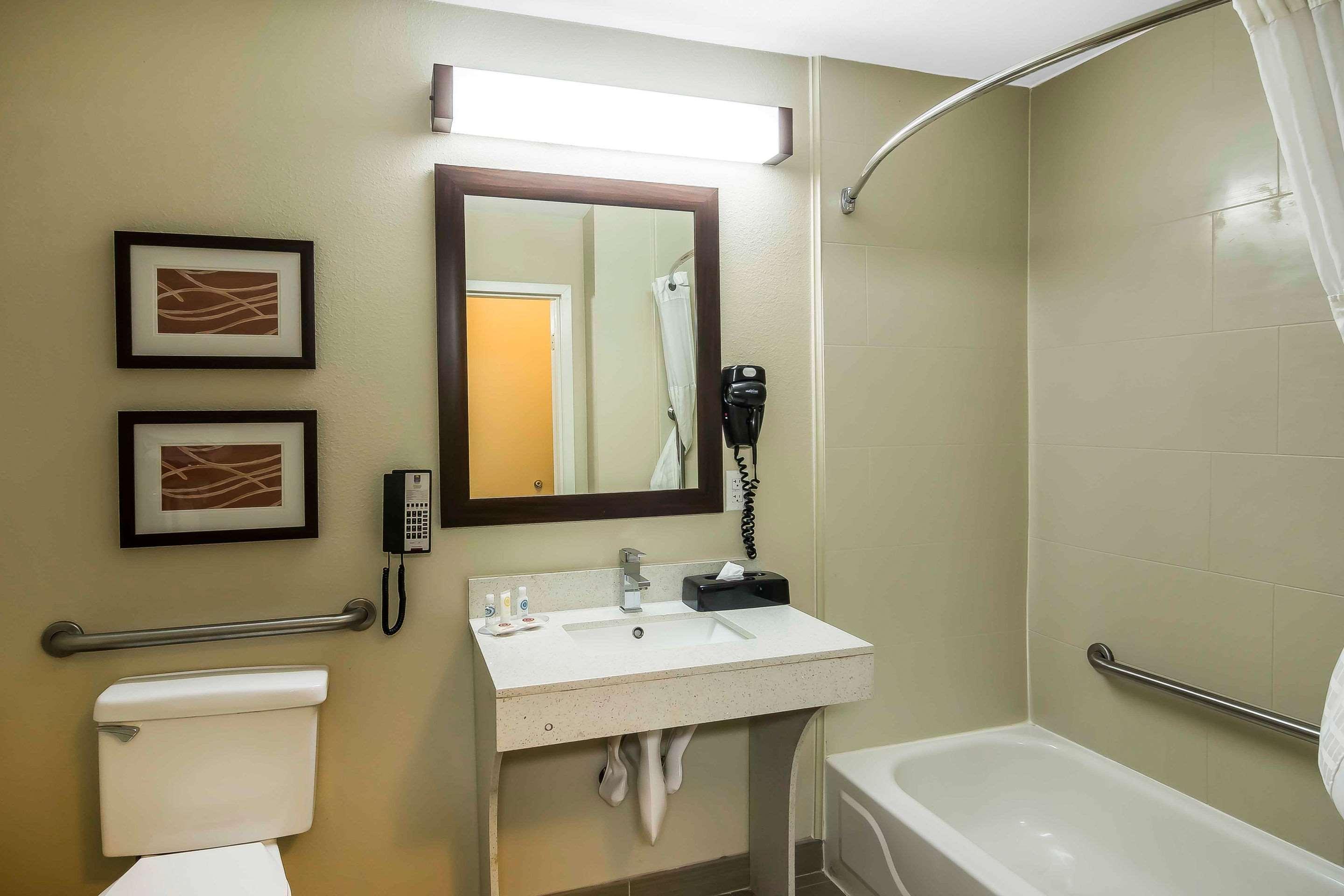 Hotel Comfort & Near Six Flags 2*