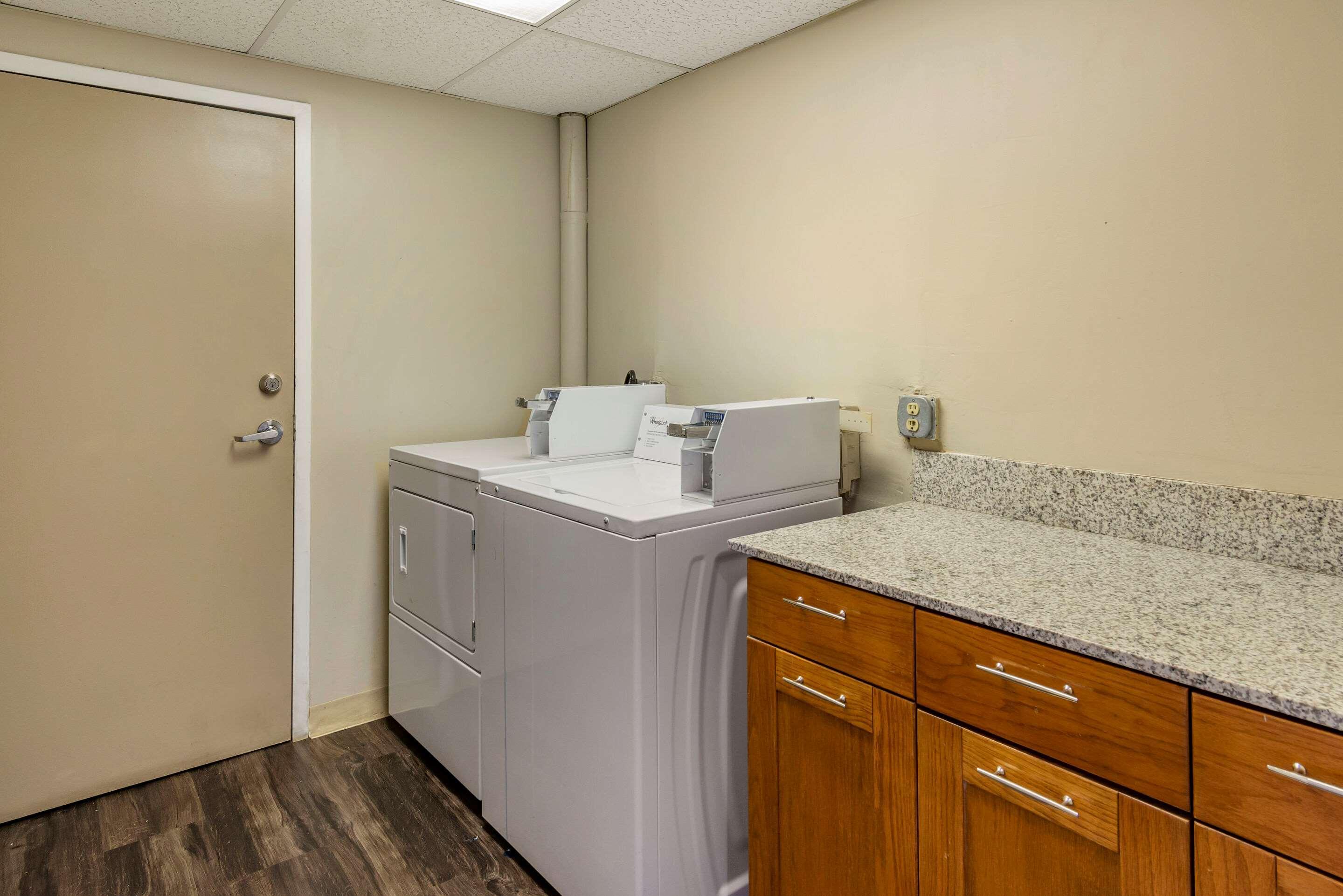 Hotel Comfort & Near Six Flags Lithia Springs