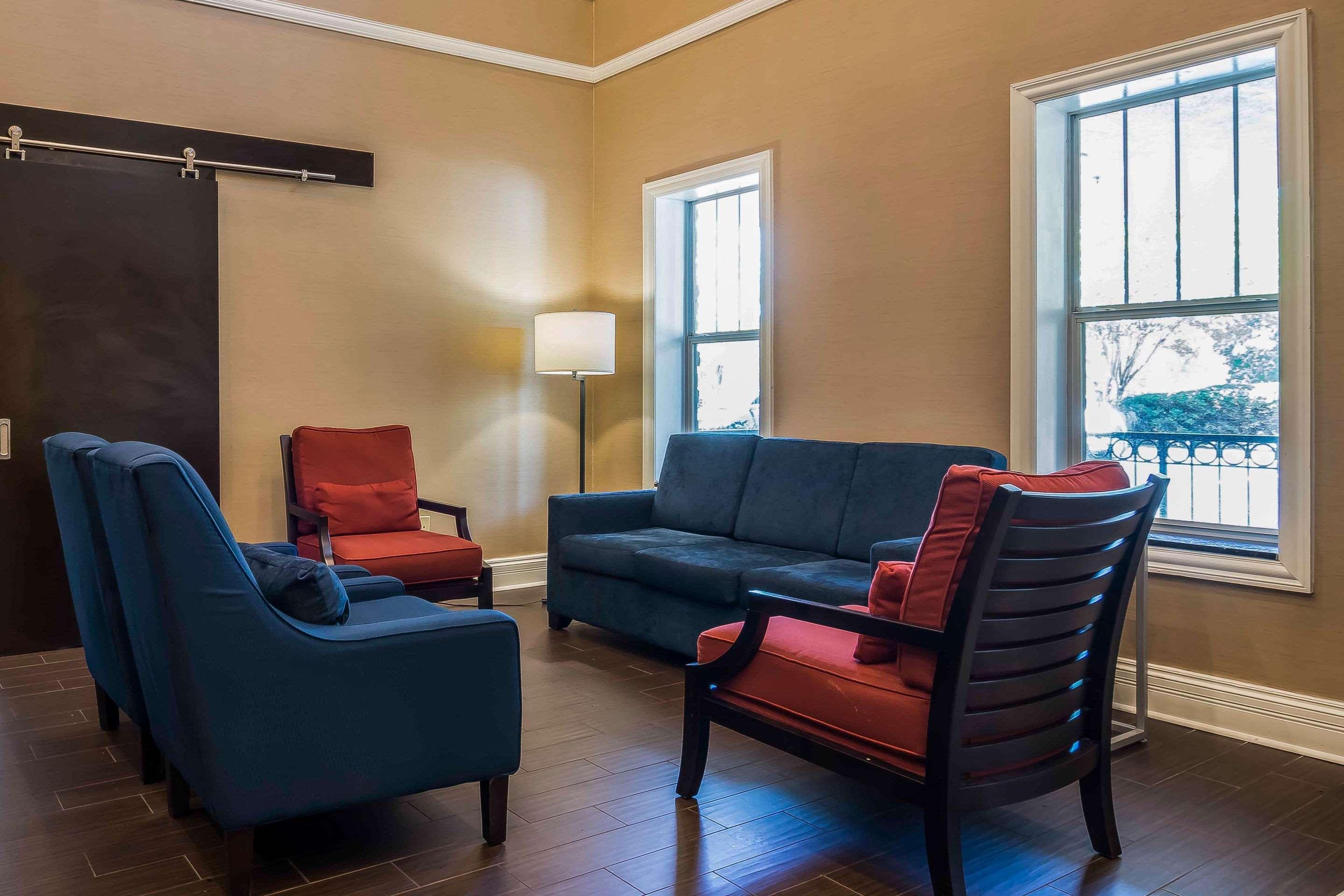 Hotel Comfort & Near Six Flags