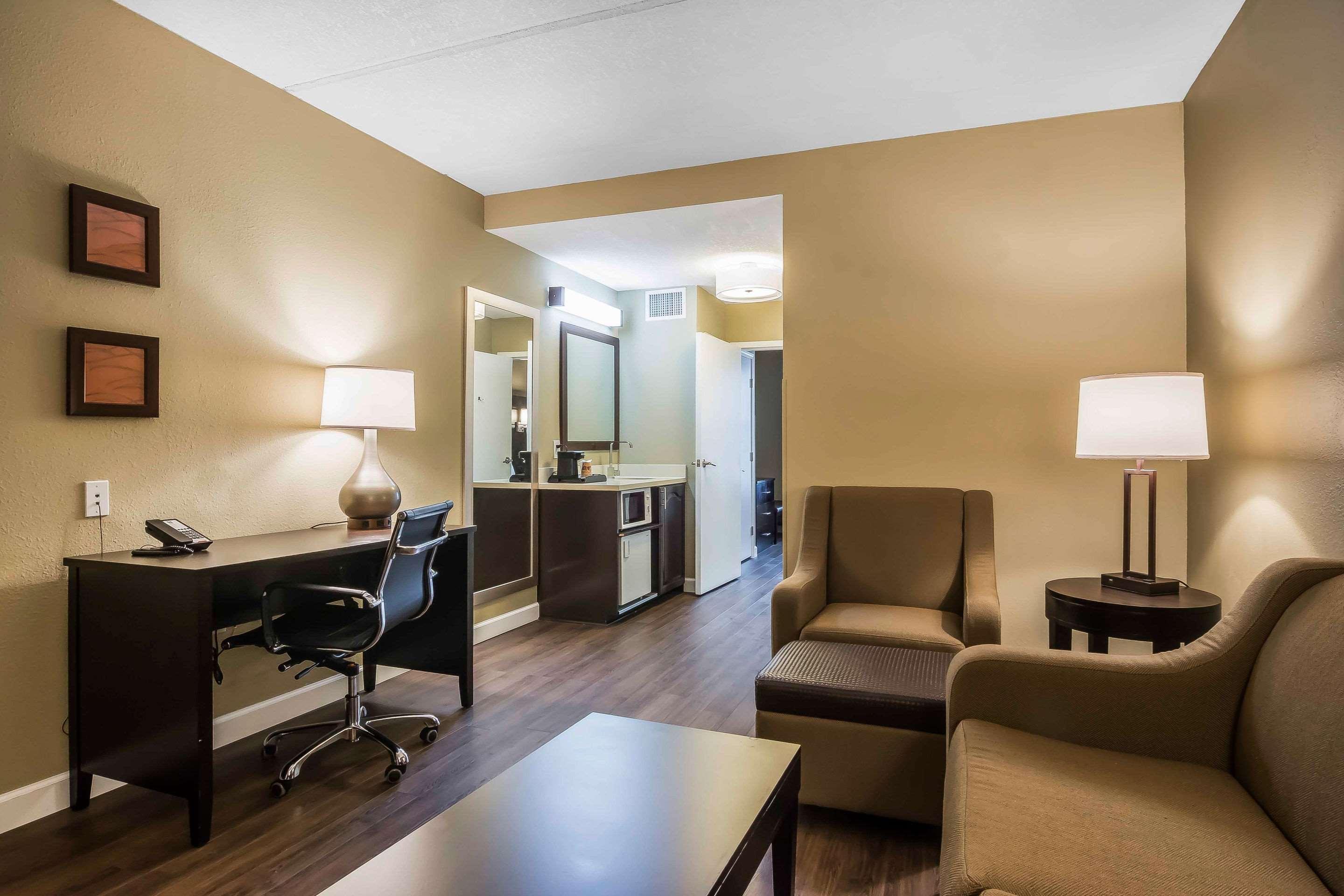 Comfort & Near Six Flags Hotel Lithia Springs