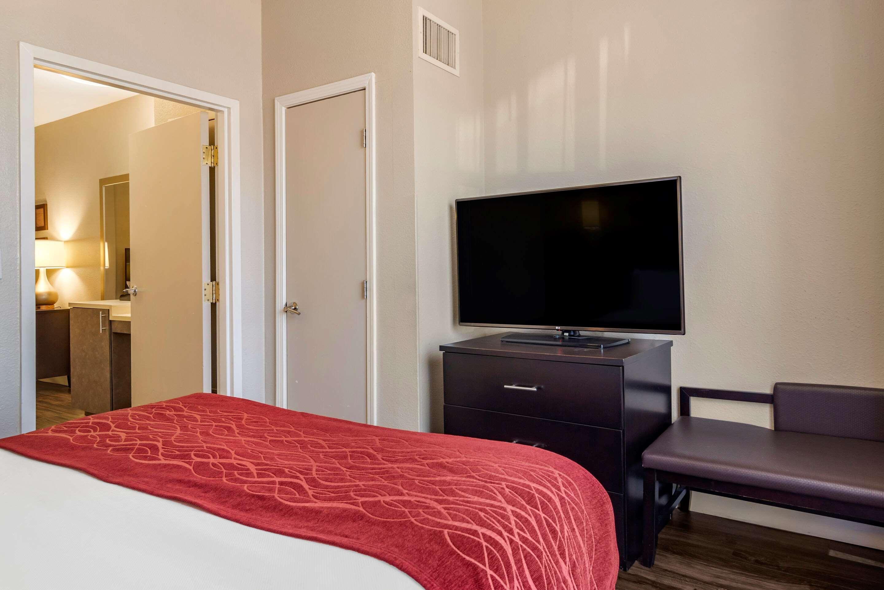 Hotel Comfort & Near Six Flags