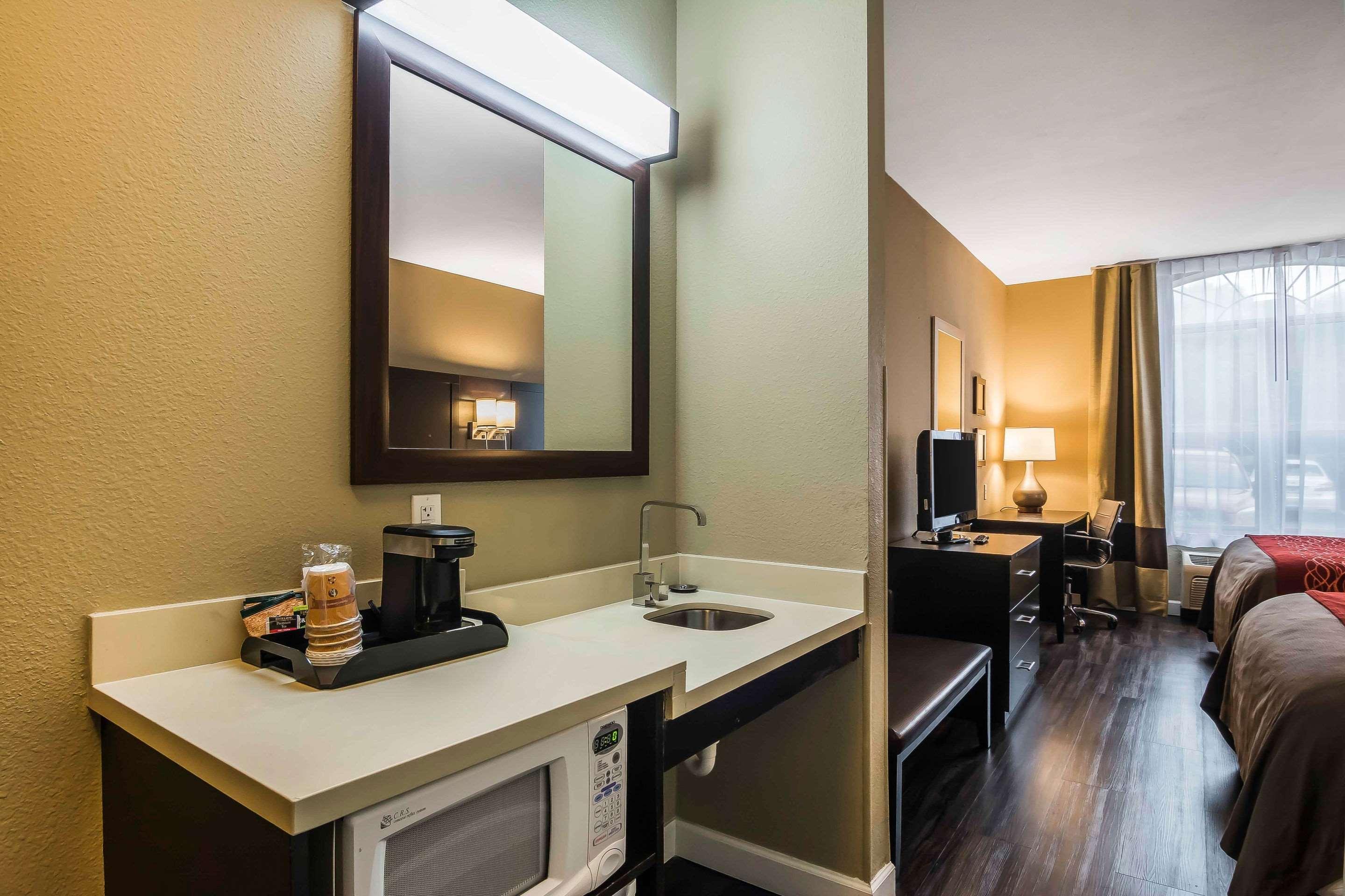 Comfort & Near Six Flags Hotel 2*