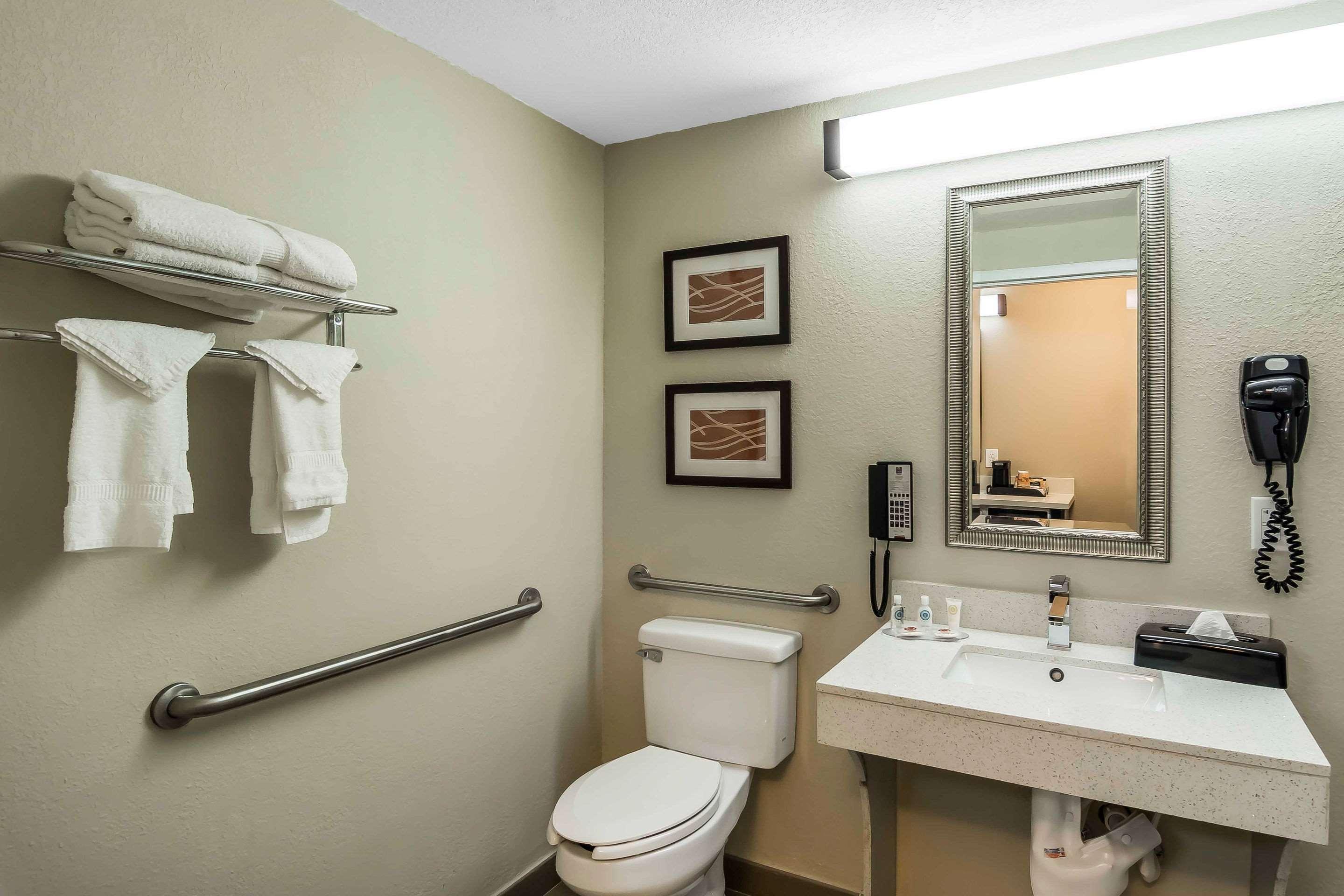 Comfort & Near Six Flags Hotel 2*